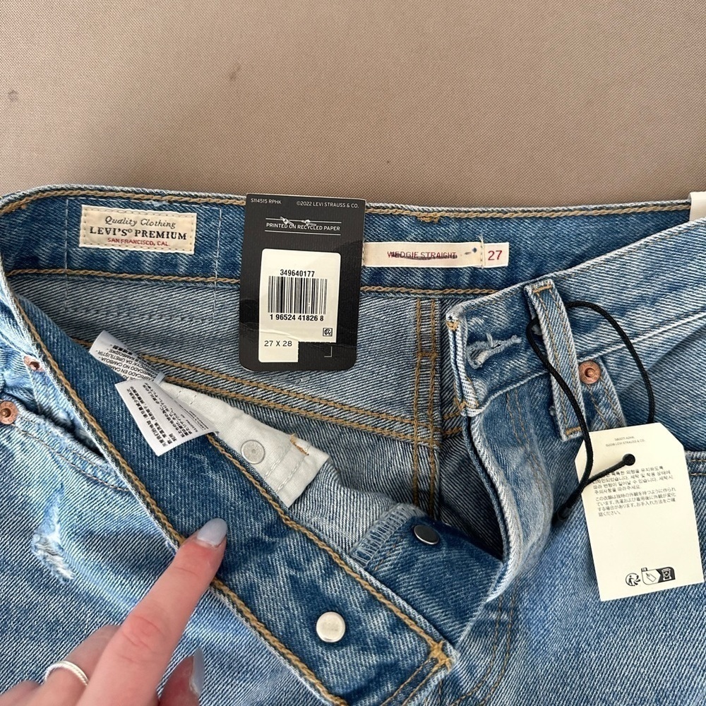 NWT Levi Jeans "Wedgie Straight" Lighter Wash Jeans - Picture 2 of 4